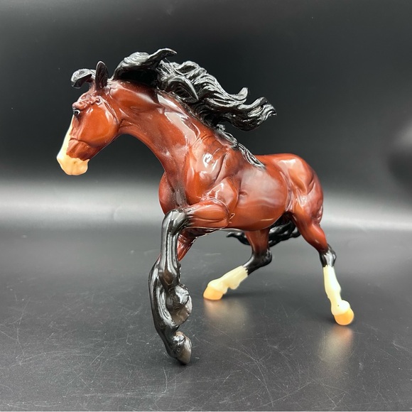 Breyer Shelby 2023 CC Gambler’s Choice Glossy Bay Nokota Horse Rare - Picture 4 of 11